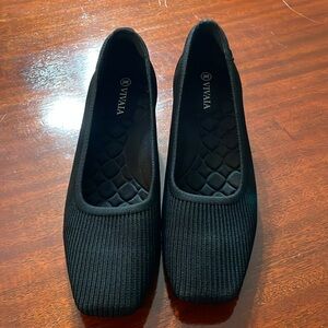 Vivaia Size 8.5 Black Pumps